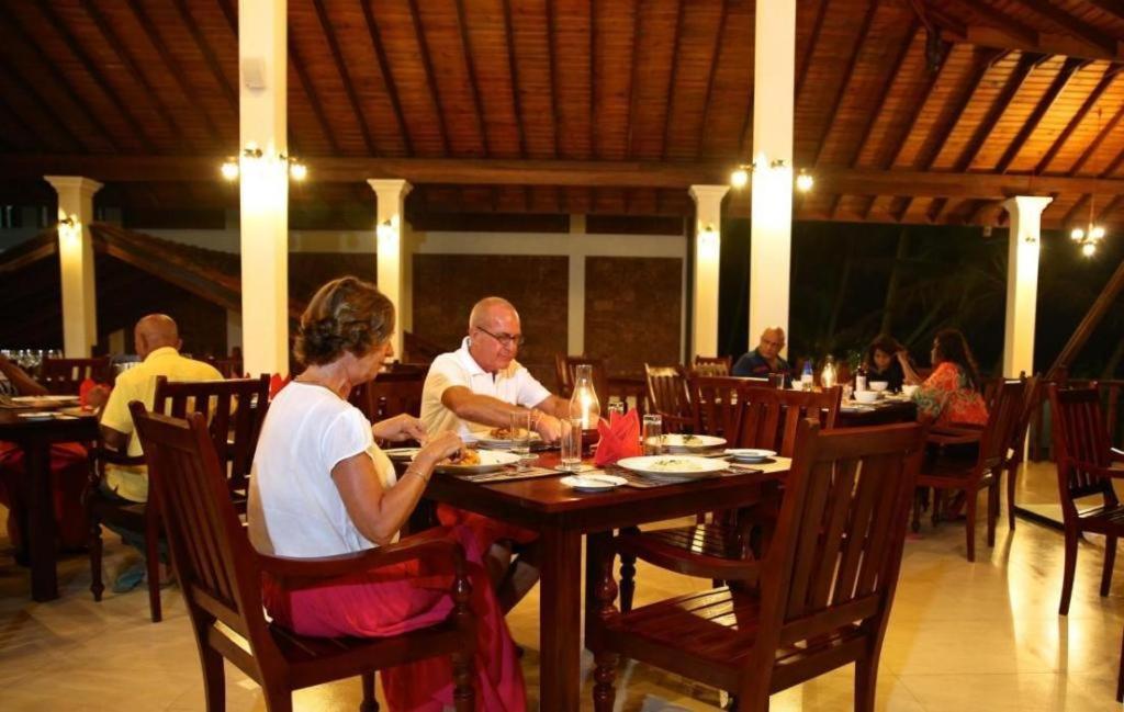 Whispering Palms Hotel Bentota Buitenkant foto