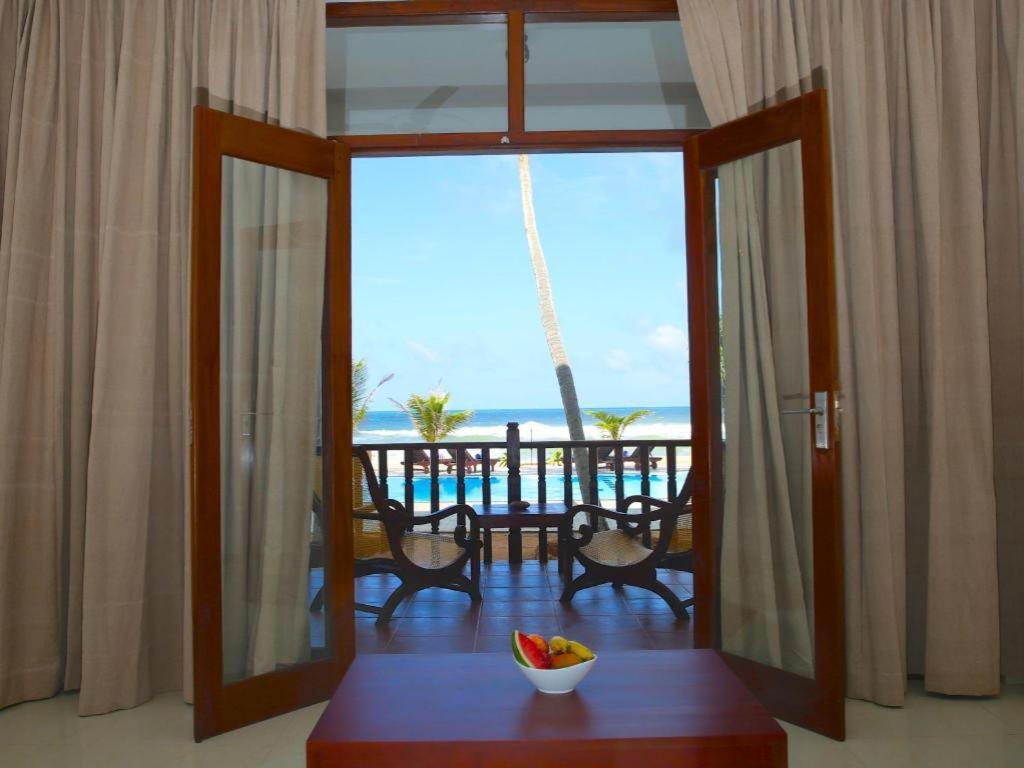 Whispering Palms Hotel Bentota Buitenkant foto