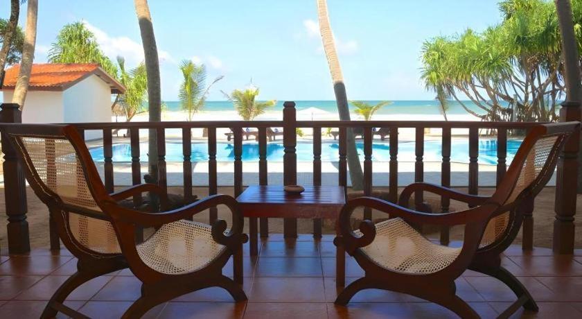 Whispering Palms Hotel Bentota Buitenkant foto