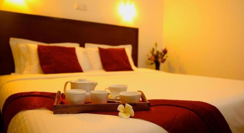 Whispering Palms Hotel Bentota Buitenkant foto