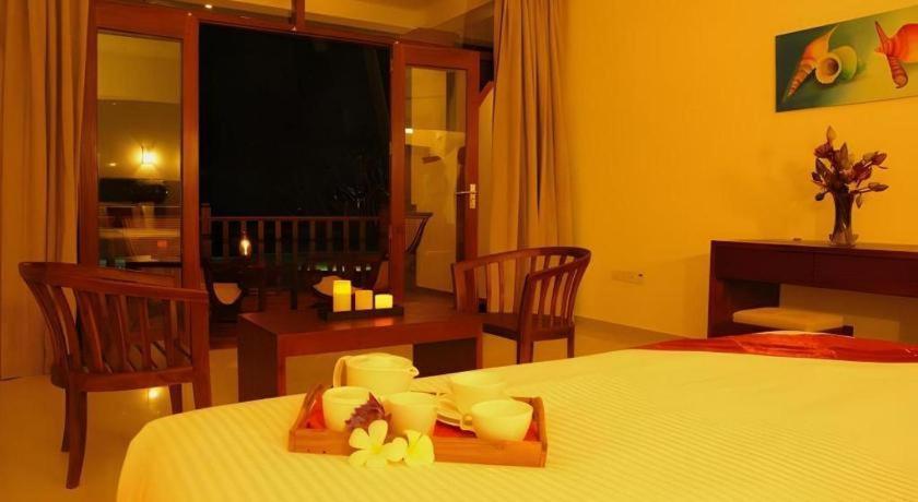 Whispering Palms Hotel Bentota Buitenkant foto