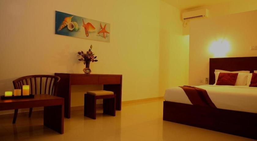 Whispering Palms Hotel Bentota Buitenkant foto