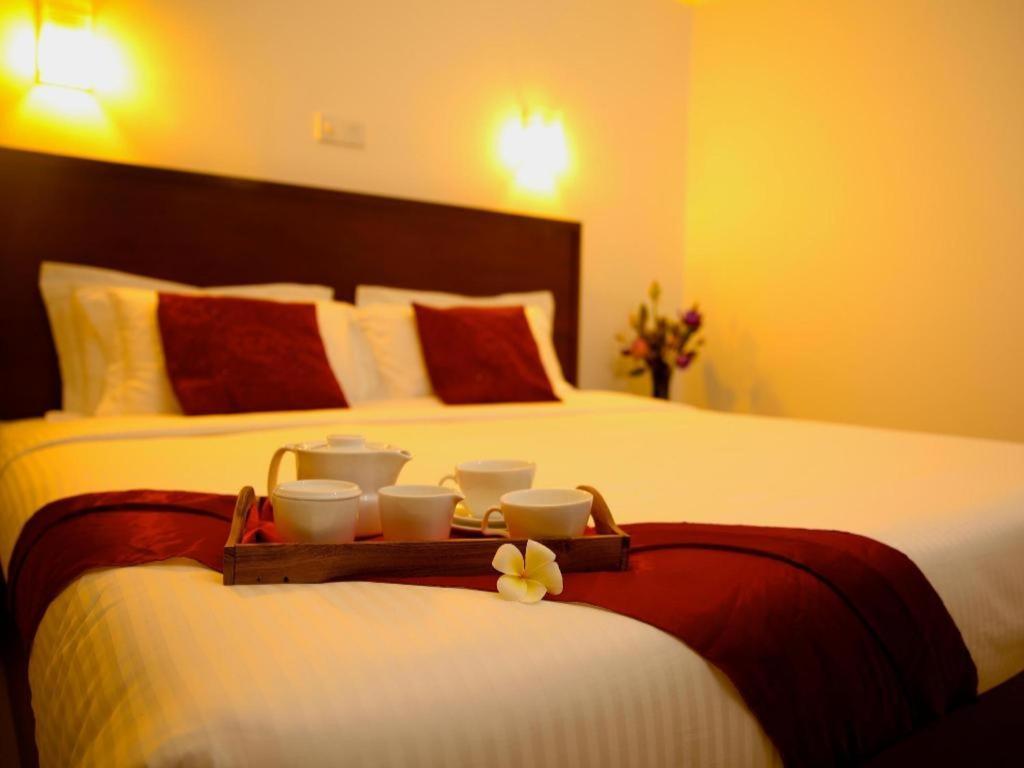 Whispering Palms Hotel Bentota Buitenkant foto