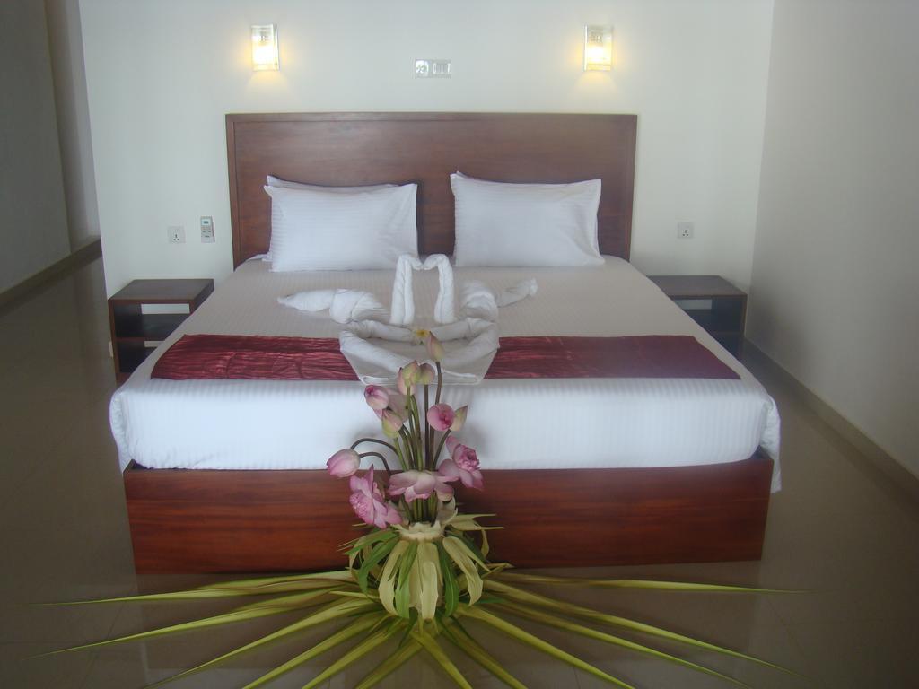 Whispering Palms Hotel Bentota Buitenkant foto