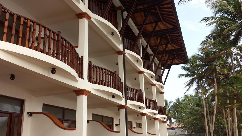 Whispering Palms Hotel Bentota Buitenkant foto