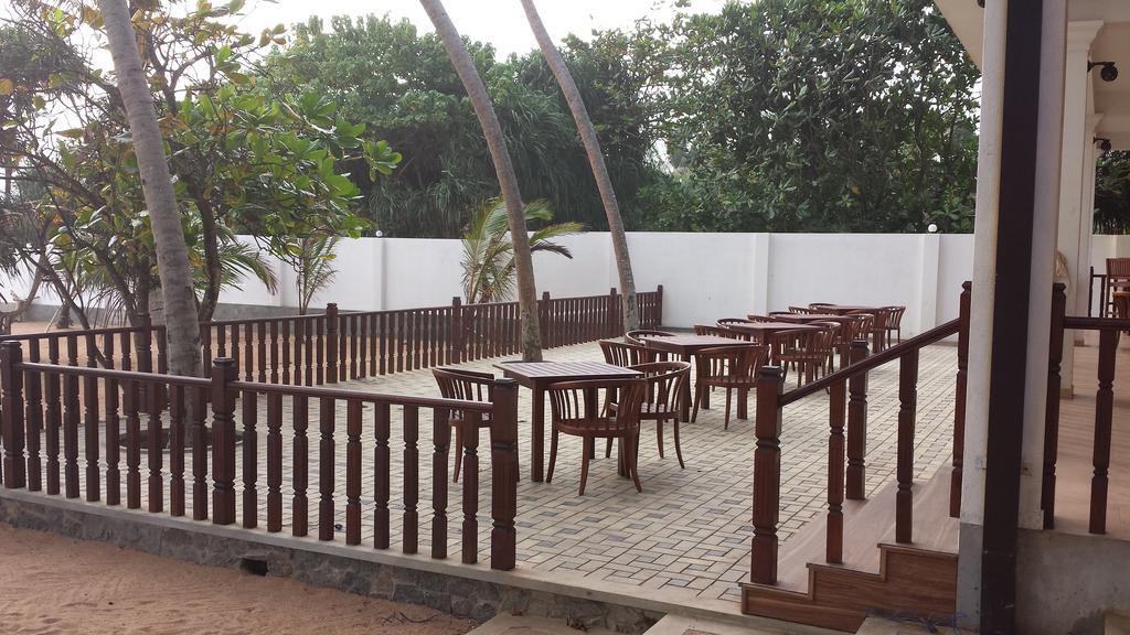 Whispering Palms Hotel Bentota Buitenkant foto